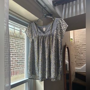 Gap XS boho floral flutter sleeved shirt in perfect condition.